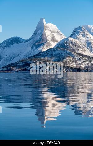 Stetind se reflète dans les Fjord, Norwegian National Mountain, Tysfjord, Nordland, Norvège Banque D'Images