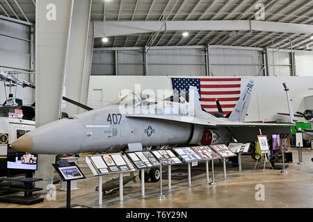 U.S. Navy Grumman F-14 Tomcat fighter interceptor d'aéronefs au sol à l'aéronef du musée Pavillon de Mobile, en Alabama, USA. Banque D'Images