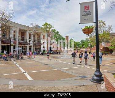 Les étudiants et venir à pied des classes sur le campus de l'Université de l'Alabama près du complexe du Centre étudiant Ferguson à Tuscaloosa Alabama, Etats-Unis. Banque D'Images