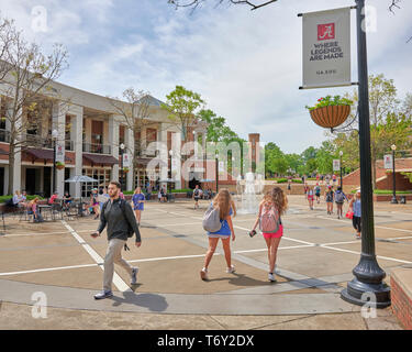 Les étudiants et venir à pied des classes sur le campus de l'Université de l'Alabama près du complexe du Centre étudiant Ferguson à Tuscaloosa Alabama, Etats-Unis. Banque D'Images