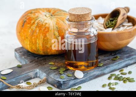 L'huile de graines de citrouille pressée à froid en bouteille. Banque D'Images