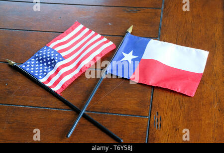Drapeaux des États-Unis et du Texas sur une surface en bois ; les Stars and Stripes et le drapeau de l'étoile solitaire. Banque D'Images