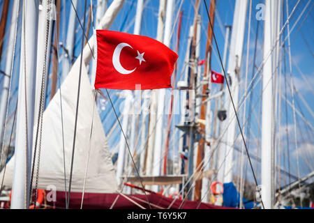 La Turquie drapeau sur le bateau à jour ensoleillé chaud dans le port de plaisance de Bodrum Banque D'Images