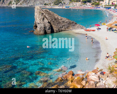 MONTEROSSO AL MARE, ITALIE - 28 juillet 2016 : vue panoramique vue d'été de la plage de Monterosso, Cinque Terre, Italie. Banque D'Images