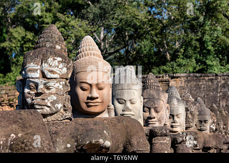 Devas (gardiens) près de la porte sud d'Angkor Thom à Siem Reap Banque D'Images