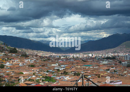 La ville de Cusco, Pérou, comme vu dans les ruines de Sacsayhuaman. Banque D'Images