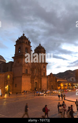 Vue nocturne de l'église de la Compañia de Jésus, à Cusco, Pérou. Banque D'Images