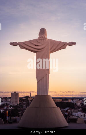 Araxa, MG - Brésil - Avril 2019 : 'Christ le Rédempteur' monument situé sur le parc de l'observatoire de la ville Banque D'Images