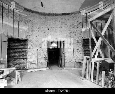 Dépouillé des murs en brique et ossature en bois dans la salle bleue de la Maison Blanche, le Président Truman lors de la reconstruction, la Maison Blanche de Washington, District de Columbia, le 20 février 1950. L'image de courtoisie des Archives nationales. () Banque D'Images