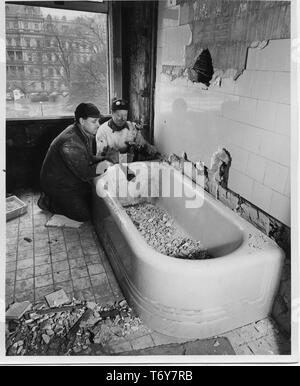 Deux ouvriers démanteler une baignoire, dans un coin nord-ouest chambre du deuxième étage de la Maison Blanche, le Président Truman lors de la reconstruction, la Maison Blanche de Washington, District de Columbia, le 10 février 1950. L'image de courtoisie des Archives nationales. () Banque D'Images