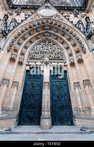 La porte de la cathédrale Saint-Guy à Prague République Tchèque Banque D'Images