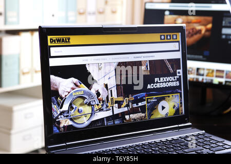 New York, USA - 25 mars 2019 : Editorial d'illustration de site Internet de DeWALT logo visible sur l'écran. DEWALT Products Company est formée avec Banque D'Images