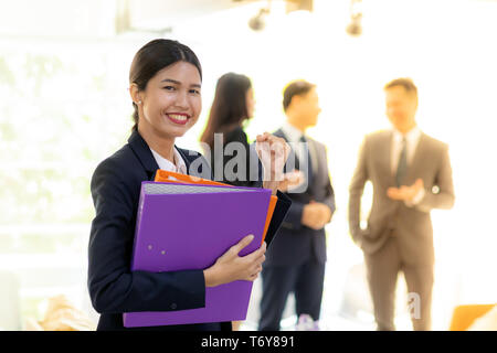 Asian Businesswoman tenir un fichier de travail Banque D'Images