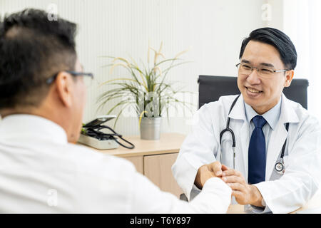 Portrait médecin in medical office Banque D'Images