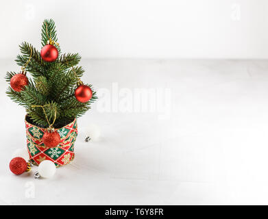 Petit arbre de Noël décoré avec des cloches Banque D'Images