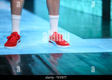 Zagreb, Croatie - le 21 mars 2019 : des modèles de mode portant des jumeaux collection de mode sur les podiums lors de la Fashion bipa.hr fashion show de Zagreb, Croati Banque D'Images