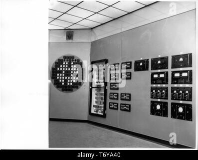 Vue sur un mur intérieur avec des tableaux de bord, dans la salle de contrôle du réacteur numéro 1, la centrale nucléaire de Calder Hall, à Sellafield, Royaume-Uni, 1956. Image courtoisie du département américain de l'énergie. () Banque D'Images