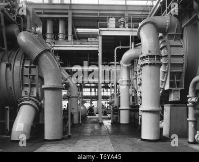 Tuyauterie massive dans le sous-sol de la turbine hall, la centrale nucléaire de Calder Hall, à Sellafield, Royaume-Uni, 1956. Image courtoisie du département américain de l'énergie. () Banque D'Images