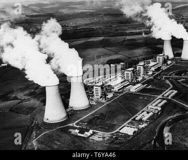 Vue aérienne de tours de refroidissement et de l'exploitation des bâtiments, la centrale nucléaire de Calder Hall, à Sellafield, Royaume-Uni, 1956. Image courtoisie du département américain de l'énergie. () Banque D'Images