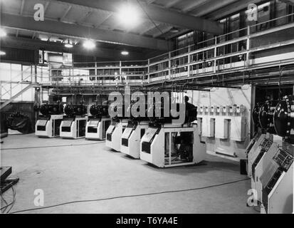 Unités précipitateur et moniteurs dans le sniffer salle de contrôle, la centrale nucléaire de Calder Hall, à Sellafield, Royaume-Uni, 1956. Image courtoisie du département américain de l'énergie. () Banque D'Images