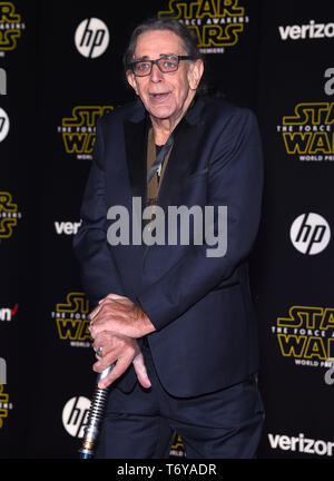 2 mai 2019 - Fichier - PETER MAYHEW, l'acteur connu pour avoir joué dans le Chewbacca Star Wars, est décédé à son domicile de North Texas. Sa famille a annoncé qu'il est décédé le 30 avril. Aucune cause n'a été donné. Il était de 74. Sur la photo : le 14 décembre 2015 - Hollywood, Californie, États-Unis - Peter Mayhew arrive pour le ''Star Wars : The Force éveille'' en première mondiale au théâtre Dolby. (Crédit Image : © Lisa O'Connor/Zuma sur le fil) Banque D'Images