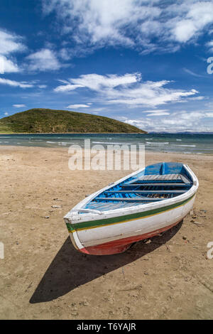 Bateau sur une plage. L'Isla del Sol, Bolivie Banque D'Images