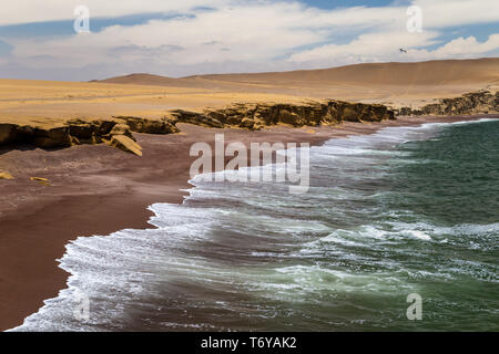 Plage de sable rouge dans la réserve nationale de Paracas, Pérou Banque D'Images