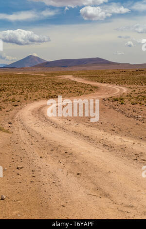 Chemin de terre sinueux dans un désert. Altiplano, Bolivie Banque D'Images