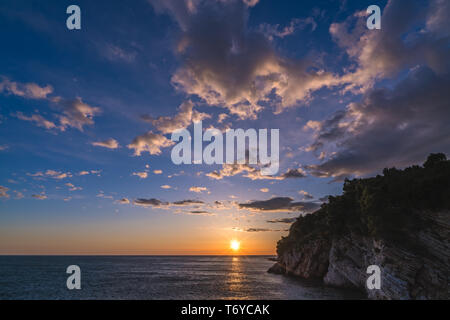 Coucher de soleil sur les falaises de Petrovac Banque D'Images