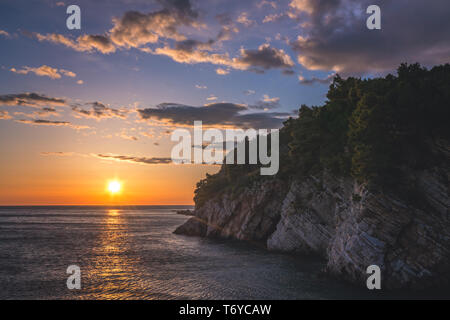 Coucher de soleil sur les falaises de Petrovac Banque D'Images