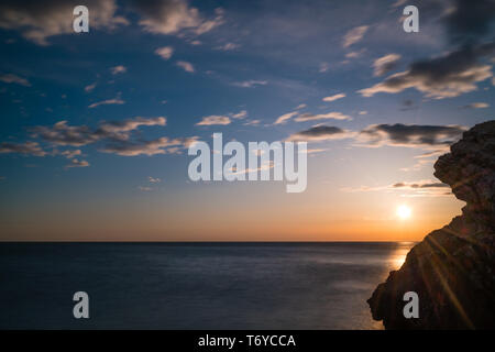 Coucher de soleil sur les falaises de Petrovac Banque D'Images