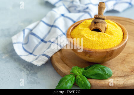 Polenta italienne dans un bol vert et le basilic. Banque D'Images