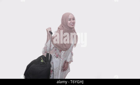 Portrait of Asian Muslim woman ou foulard hijab holding valise noire assurance soyez prêt pour un voyage et séjour Banque D'Images