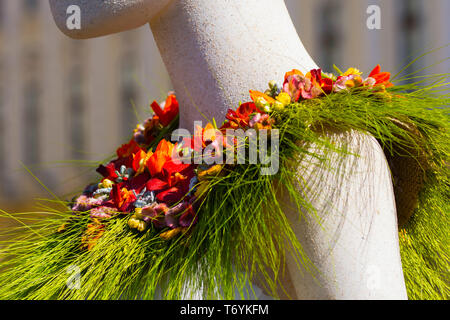 Collier style Boho composé d'éléments naturels, présenté dans un festival de fleurs à Timisoara, Roumanie Banque D'Images