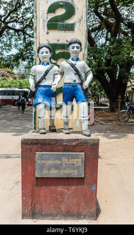 Sihanoukville, Cambodge - Mars 15, 2019 : Phsar Leu école élémentaire. Statue de jeune fille et garçon en bleu et blanc, à la recherche de très graves et en déplacement. Banque D'Images