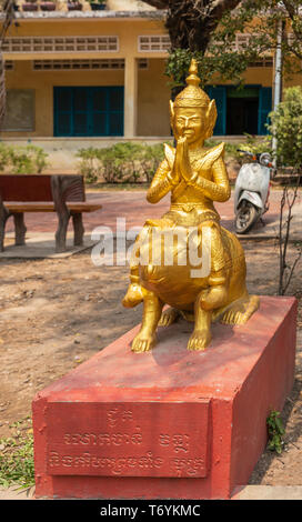 Sihanoukville, Cambodge - Mars 15, 2019 : Phsar Leu école élémentaire. Closeup portrait of statue en or de l'année de rat, avec la figure bouddhiste sur anima Banque D'Images