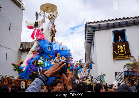 La Vierge du Carmen Mamacha Carmen (ou) est pris sur une procession au cours de Festival de Vierge de Carmen dans Paucartambo, région de Cuzco, Pérou Banque D'Images