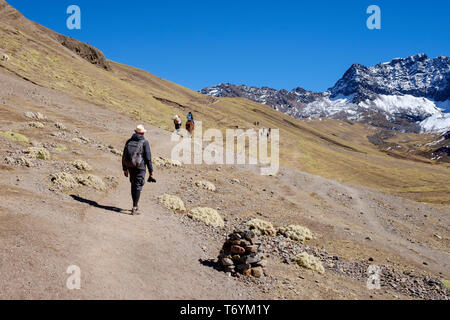 Les touristes partir en randonnée dans les montagnes de l'Arc-en-ciel à couper le souffle sur un voyage de jour de Cusco à Los Andes au Pérou Banque D'Images