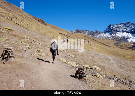 Les touristes partir en randonnée dans les montagnes de l'Arc-en-ciel à couper le souffle sur un voyage de jour de Cusco à Los Andes au Pérou Banque D'Images