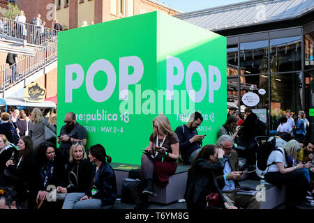 Berlin, Allemagne - le 3 mai 2018 : point de rendez-vous avec les visiteurs à l'extérieur dans l'entrée de re : publica - un gros cube vert avec l'empreinte POP. re:pub Banque D'Images