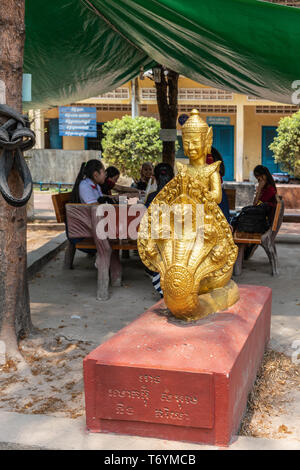 Sihanoukville, Cambodge - Mars 15, 2019 : Phsar Leu école élémentaire. Closeup portrait of statue en or de l'année du Dragon ou serpent, à des bouddhistes fig Banque D'Images