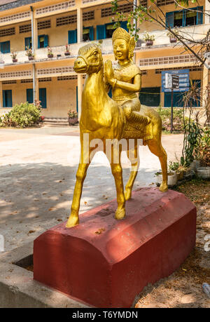 Sihanoukville, Cambodge - Mars 15, 2019 : Phsar Leu école élémentaire. Closeup portrait of statue en or de l'année de la chèvre ou de cheval, avec figure bouddhiste Banque D'Images