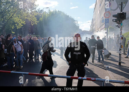 Berlin, Allemagne - 01 mai 2018 : l'homme de la police surveille les visiteurs à Kreuzberg à Myfest dans Oranienstrasse. 24 mai à Berlin Kreuzberg se réfère à la stree Banque D'Images