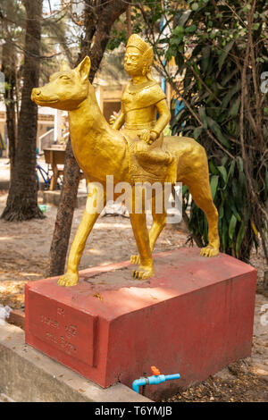 Sihanoukville, Cambodge - Mars 15, 2019 : Phsar Leu école élémentaire. Closeup portrait of statue en or de l'année de chien, avec figure bouddhiste sur anima Banque D'Images