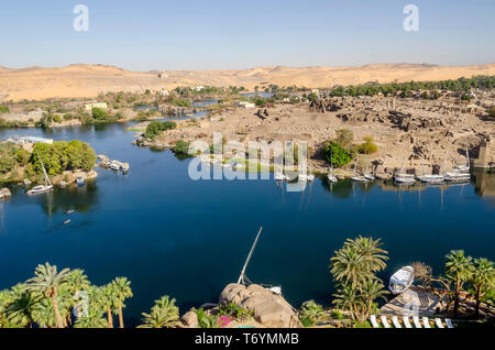 Au-dessus de regarder sur la rivière du Nil et l'île Eléphantine, Assouan Egypte Banque D'Images