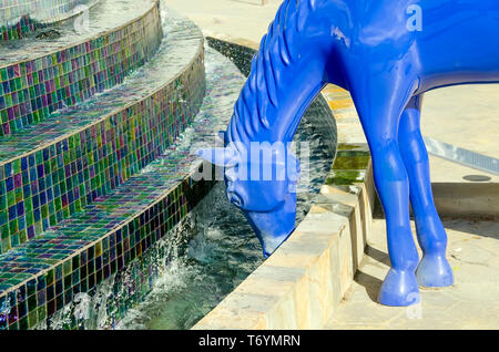Cheval bleu fontaine de potable fait partie d'un projet d'art public à Oranjestad, Aruba. Banque D'Images