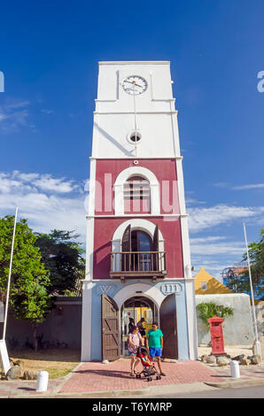 Fort Zoutman Historical Museum à Oranjestad, Aruba est rouge blanc et bleu. Banque D'Images
