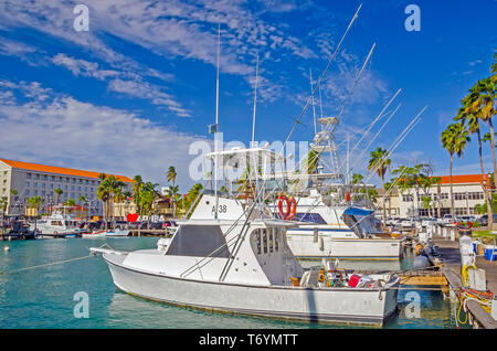 Marina Renaissance Oranjestad Aruba avec la flotte de bateaux de pêche à côté de LG Smith Boulevard. Banque D'Images