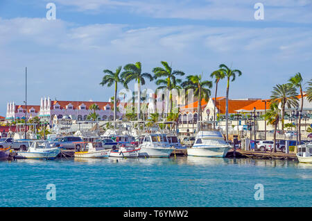 Marina Renaissance Oranjestad Aruba avec la flotte de bateaux de pêche à côté de LG Smith Boulevard. Banque D'Images