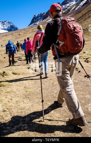 Les touristes font la randonnée Montagne Arc-en-ciel à couper le souffle journée de voyage de Cusco à Los Andes au Pérou Banque D'Images